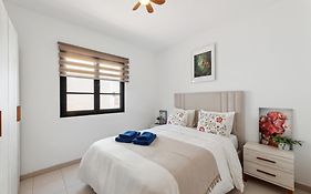 Habitación con baño privado cerca del aeropuerto en una casa familiar